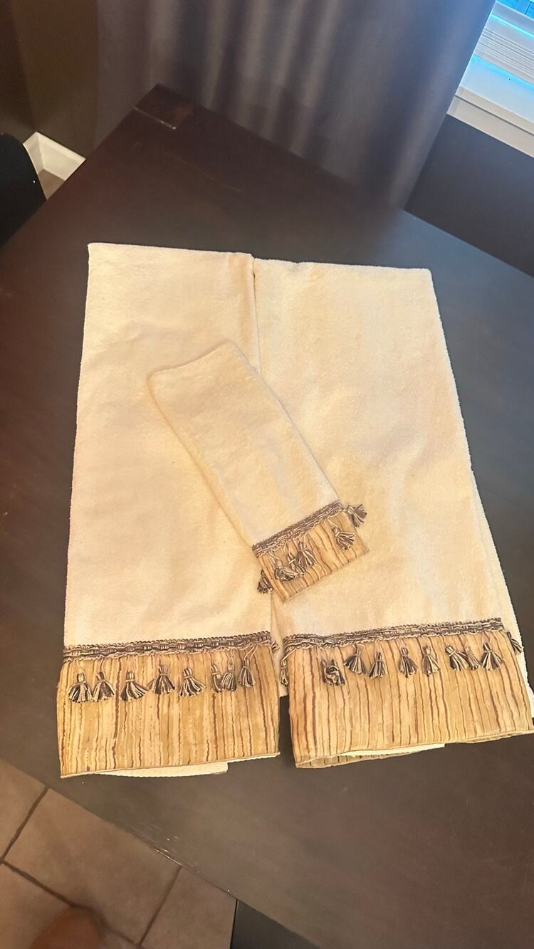 Vintage Avanti Look Cream Towel Set -2 Bath Towels with Tassels & 1 Wash Cloth